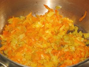 обжаренные лук и морковь в кастрюле